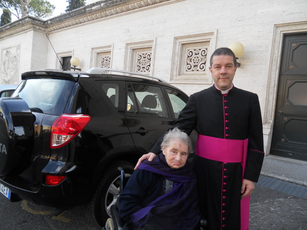 Santina e don gigi alla celebrazione del Venerdì Santo, 6 aprile 2012, nella Basilica di San Pietro