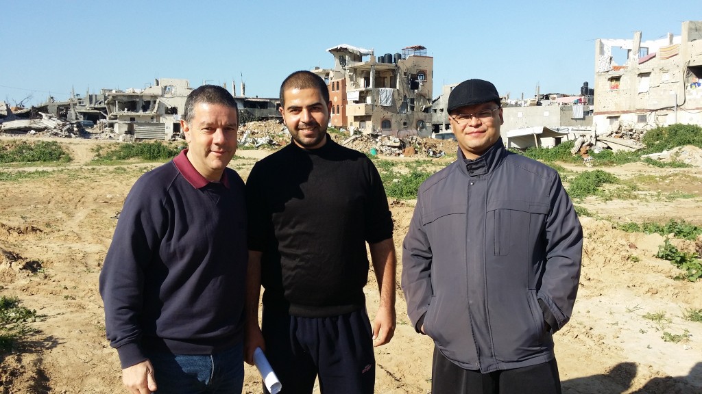 A destra della foto Padre Mario Da Silva Fereira, Responsabile della Comunità del Verbo Incarnato a Gaza